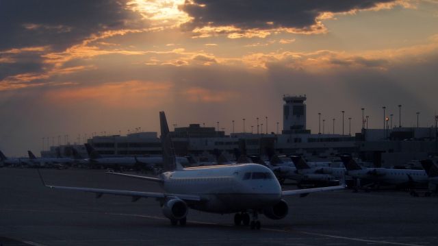 Embraer 170/175 (N636RW)