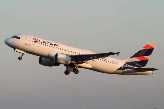 Airbus A320 (PR-MHK)
