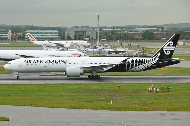 BOEING 777-300 (ZK-OKM)