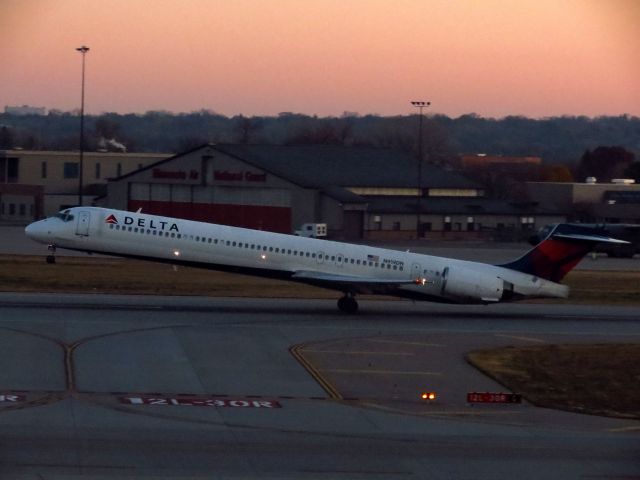 McDonnell Douglas MD-90 (N919DN)