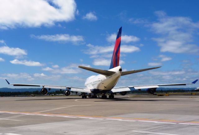 Boeing 747-400 (N673US)