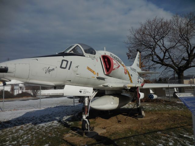 SINGAPORE TA-4 Super Skyhawk (15-8182) - VFA-102