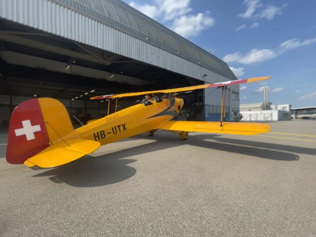 SSH T-131 Jungmann (HB-UTX) - In front of the hangar