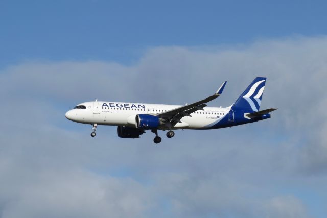 Airbus A320 (SX-NEB) - On approach to runway 24