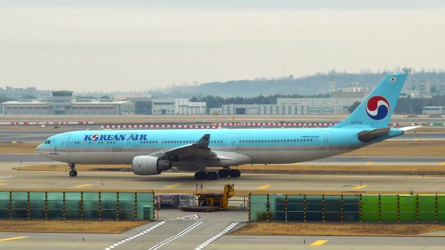 Airbus A330-300 (HL7710) - Korean Air Airbus A330-323 HL7710 in Seoul 
