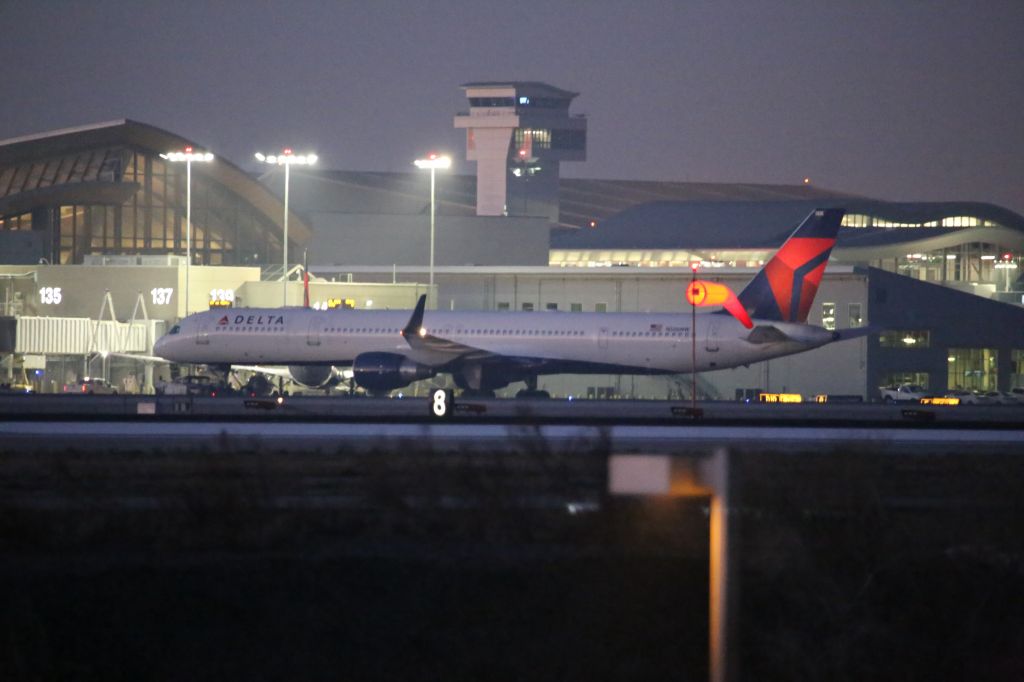 BOEING 757-300 (N586NW)