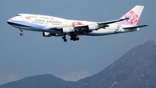 Boeing 747-400 (B-18203) - Jimmy Love and Hug decends into Chek Lap Kok on a rare day when 25R is being used for landings.