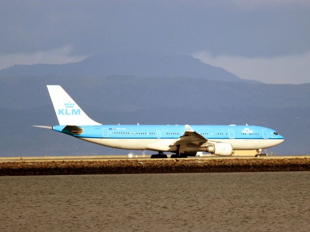Airbus A330-200 (PH-AOK)