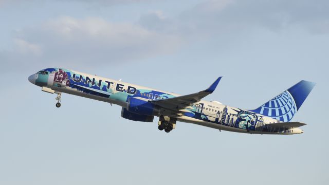 Boeing 757-200 (N14102) - Departing LAX on 25R