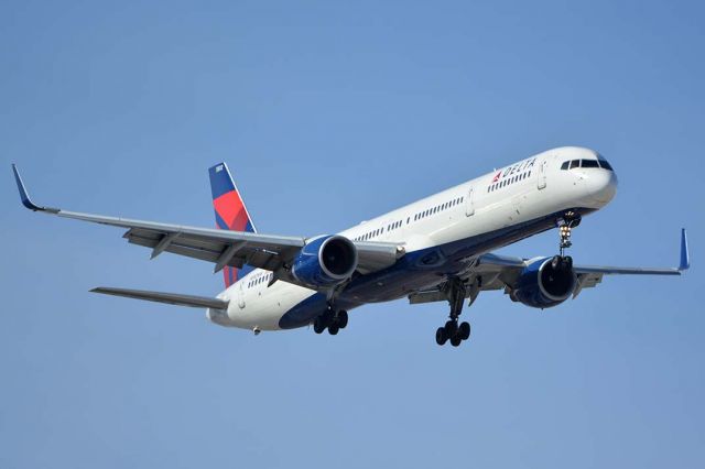 BOEING 757-300 (N582NW) - Delta Boeing 757-351 N582NW at Phoenix Sky Harbor on January 22, 2016. It first flew on June 6, 2002. Its construction number is 32981. It was delivered to Northwest on July 20, 2002. It was mertged into Deltas fleet on October 29, 2008. 