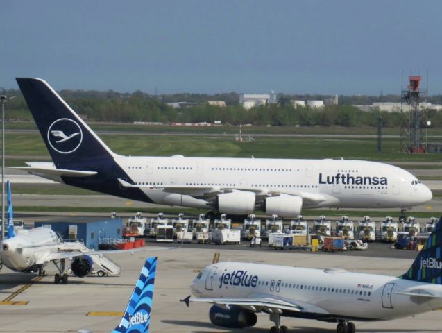 Airbus A380-800 (D-AIMC)