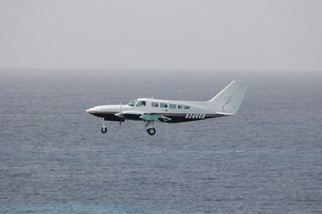 Cessna 402 (N346CH) - N346CH on final (abeam Sonesta Ocean Point Resort) into PRINCESS JULIANA INTL AIRPORT (S. MARTIN) TNCM