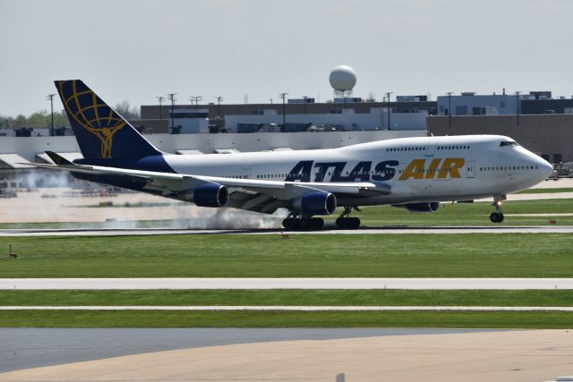 Boeing 747-400 (N480MC) - Landing runway 32