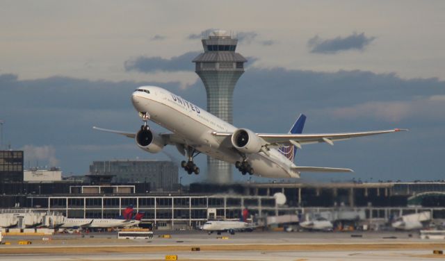 BOEING 777-300ER (N2142U) - Departing 28R on Christmas Day, 2020.