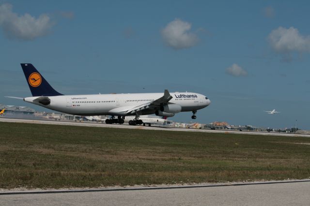 Airbus A340-300 (D-AIGS)