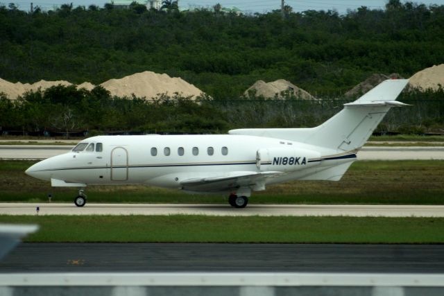 Hawker 800 (N188KA) - Taxiing to the ramp on 25-Jul-10 arriving from KVNC.