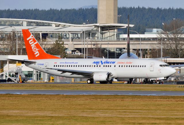 BOEING 737-400 (C-FANB)