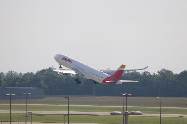 Airbus A330-300 (EC-LYF) - One of two weather-related diversions from O'hare. Iberia A330-300
