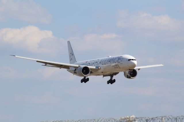 BOEING 777-300ER (9V-SWI) - An interesting Singapore Airlines B777-300ER wearing a full white 'Star Alliance' livery, landing at LHR on runway 27R.br /br /Location: Northern Perimiter Road (LHR), beside runway 27R.br /Date: 26.08.22 (dd/mm/yy)