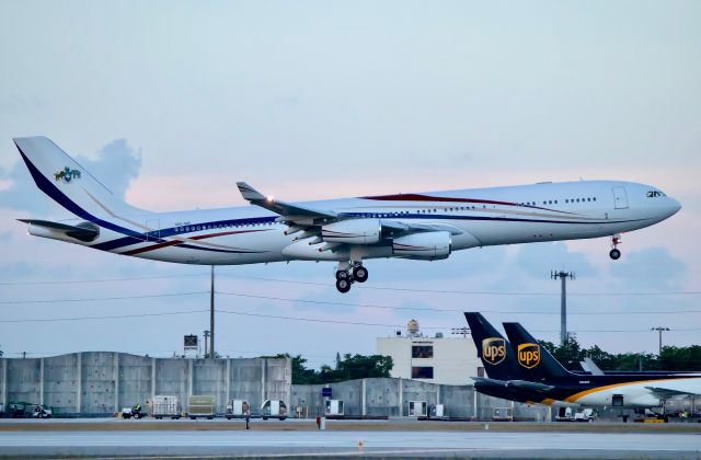 Airbus A340-300 (3DC-SDF)