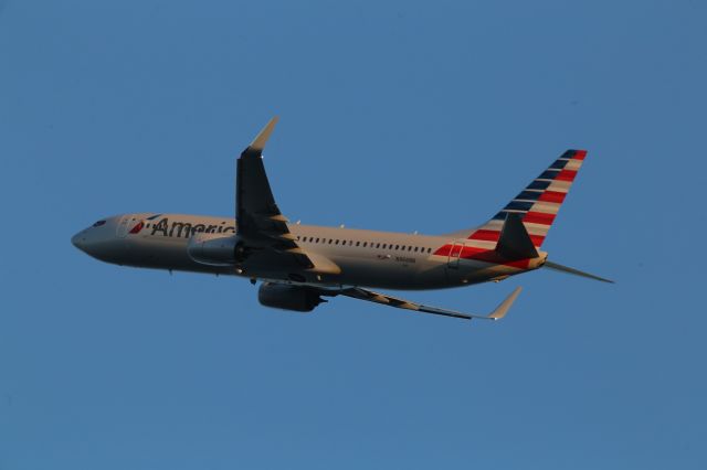 Boeing 737-800 (N966NN)