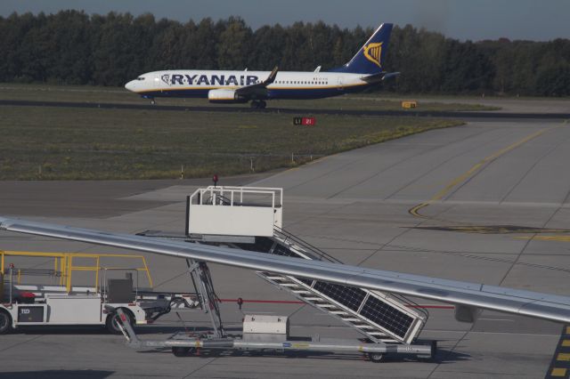 Boeing 737-700 (EI-FIG) - Flight FR1826 from Ryanair takes off for a flight to Prague (Czech Republic), from Eindhoven Airport. (Saturday, October 13th, 2018).
