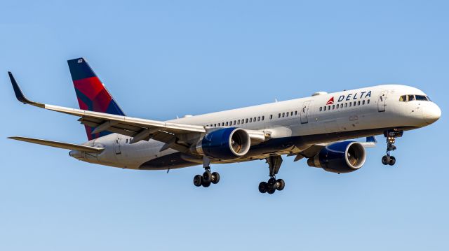 Boeing 757-200 (N822DX) - Late afternoon approach