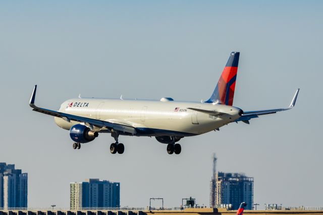 Airbus A321 (N216DN) - A Delta Airlines A321 landing at PHX on 2/5/23. Taken with a Canon R7 and Tamron 70-200 G2 lens.