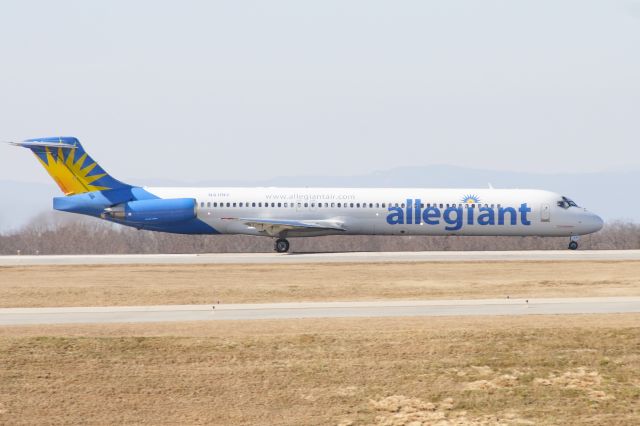 McDonnell Douglas MD-83 (AAY706)