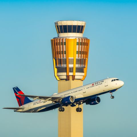 Airbus A321 (N360DN) - A Delta Airlines A321 taking off from PHX on 1/25/23. Taken with a Canon R7 and Tamron 70-200 G2 lens.