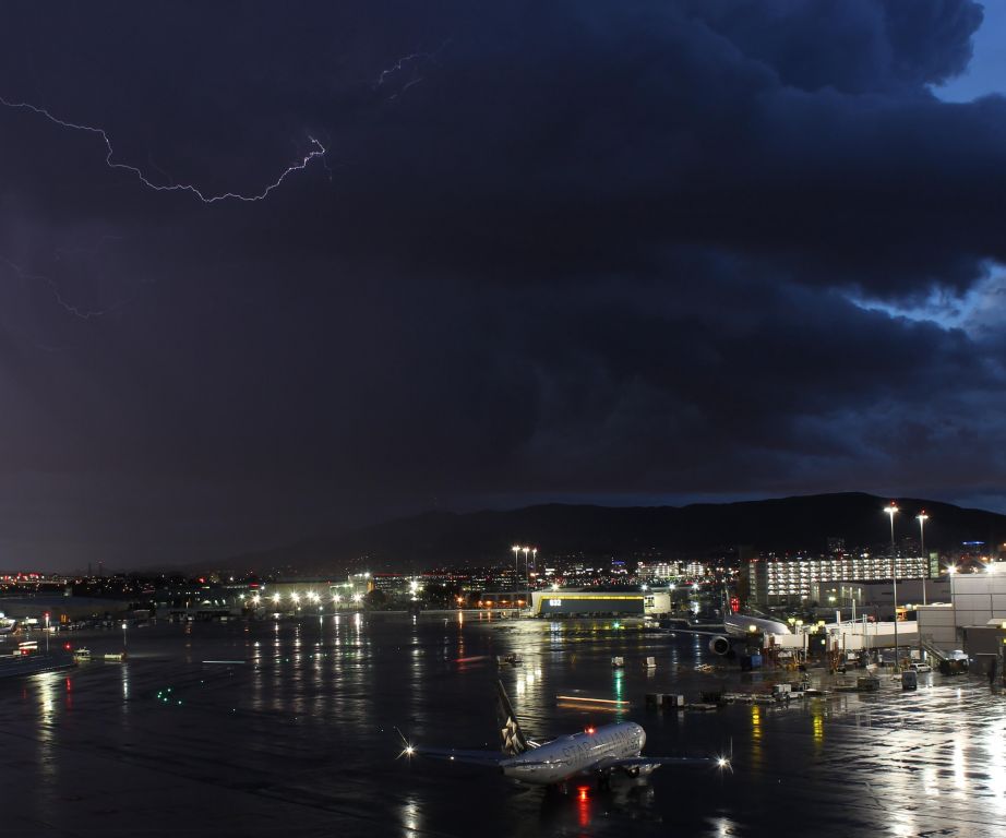 Boeing 737-800 (N76516) - Lucky shot with a lightning bolt!