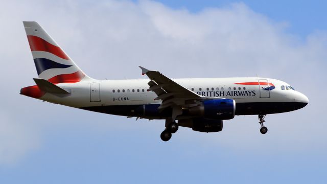 Airbus A318 (G-EUNA)