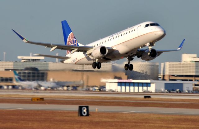 Embraer 170/175 (N88327)