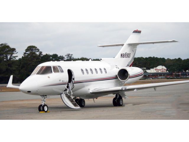 Hawker 800 (N889QS) - This is a nice business jet, good range and a stand-up cabin.