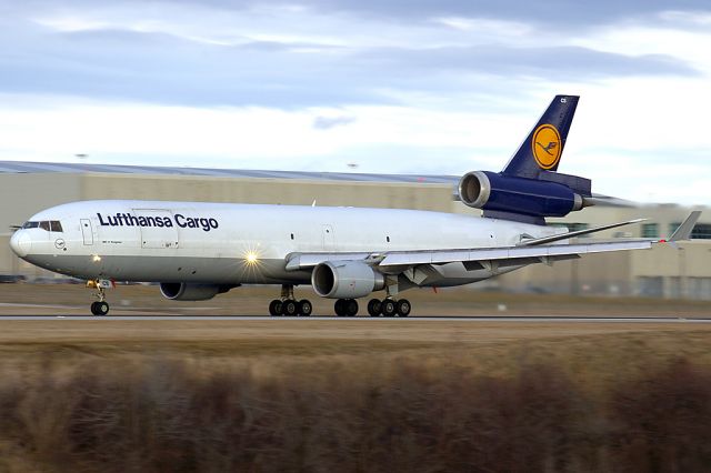 Boeing MD-11 (D-ALCS) - Taking off from Rwy 33L