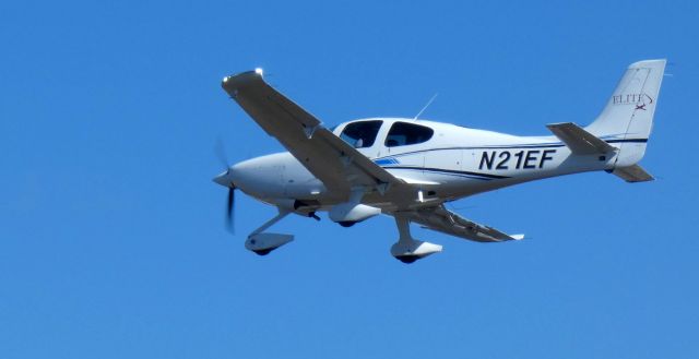 Cirrus SR-20 (N21EF) - About to touch down is this 2020 Cirrus SR20 from the Winter of 2024.