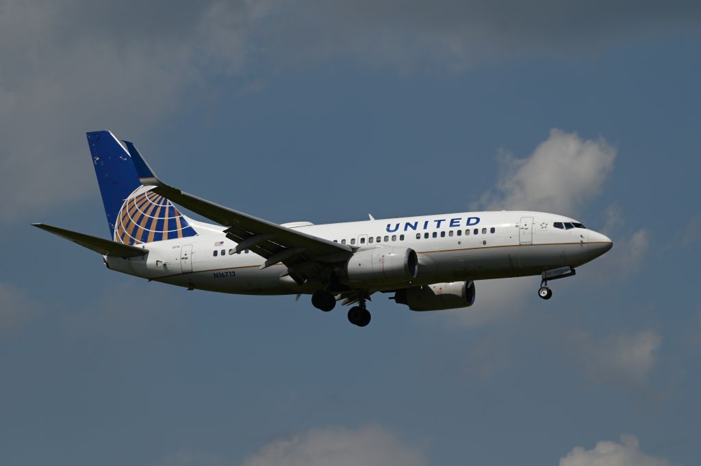 Boeing 737-700 (N16713) - UAL 737-700 landing KRIC runway 16