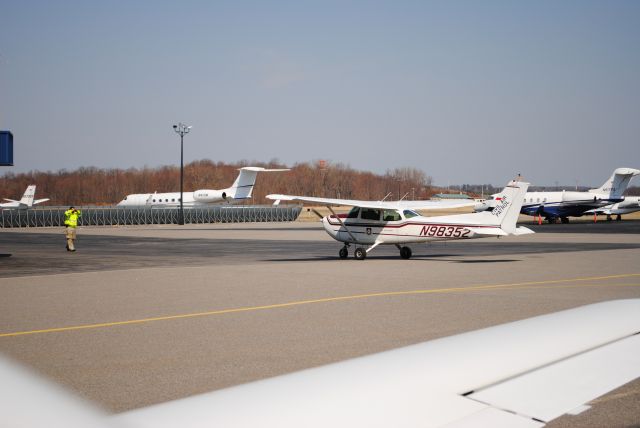 Cessna Skyhawk (N98352)