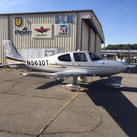 Cirrus SR-22 (N563DT)