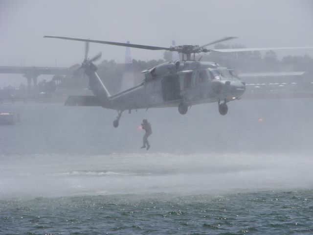 — — - Red Bull Air Race 2008  San Diego, CA  Dropping 1 of 4 SEAL Team members in the bay!