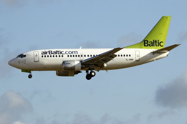 BOEING 737-300 (YL-BBN)