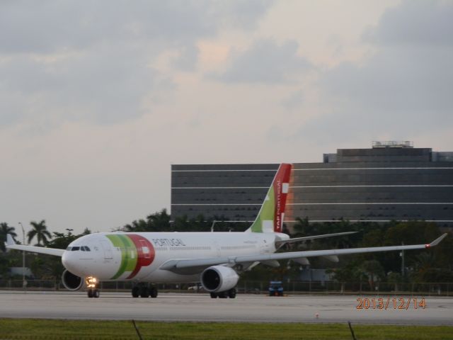 Airbus A330-200 (CS-TOL)