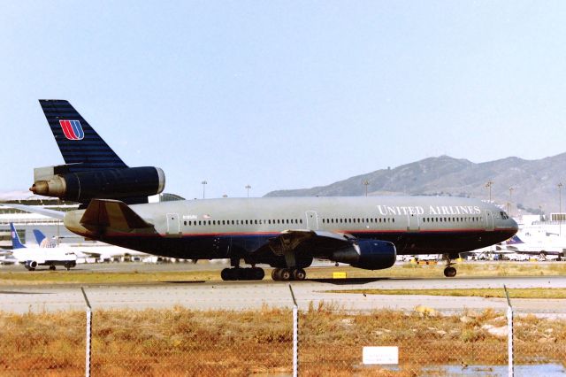 McDonnell Douglas DC-10 (N1858U) - KSFO - Maybe fresh out of the paint shop for 10 minutes this may have looked nice, but this is #1 in my book a terrible paint scheme - i wonder who convinced the Exec's in the Board Room on this one....??