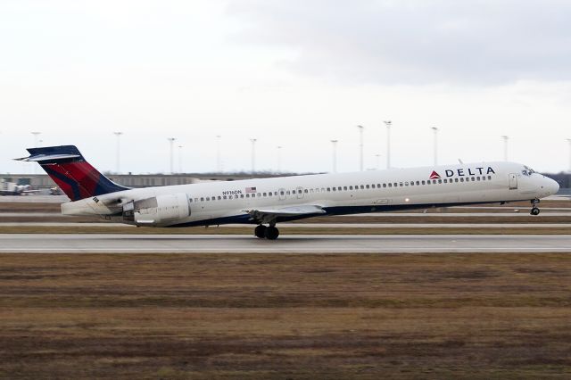 McDonnell Douglas MD-90 (N916DN)