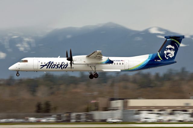 de Havilland Dash 8-400 (N430QX)