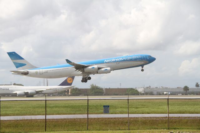 Airbus A340-300 (LV-CSD)