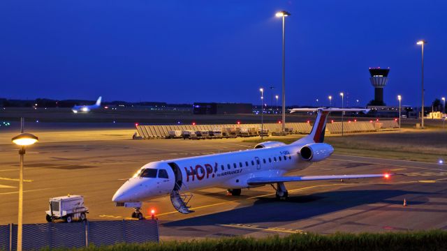 Embraer ERJ-145 (F-GRGI) - Passing through Lille in the evening