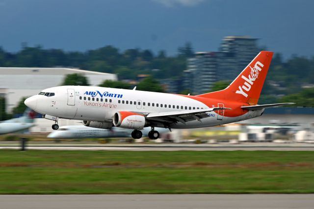 Boeing 737-500 (C-GANU)