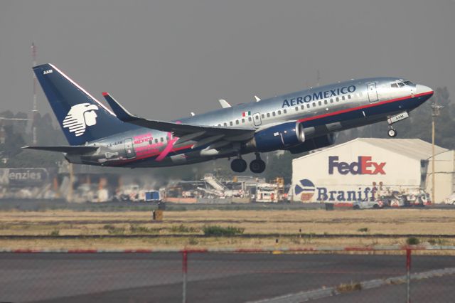 Boeing 737-700 (XA-AAM)