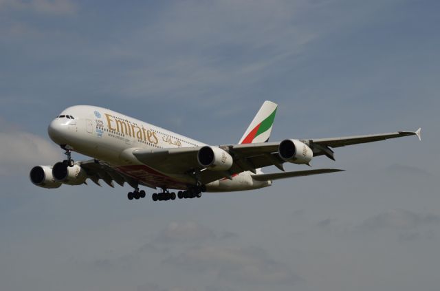 Airbus A380-800 (A6-EDS) - Landing on runway 27L.